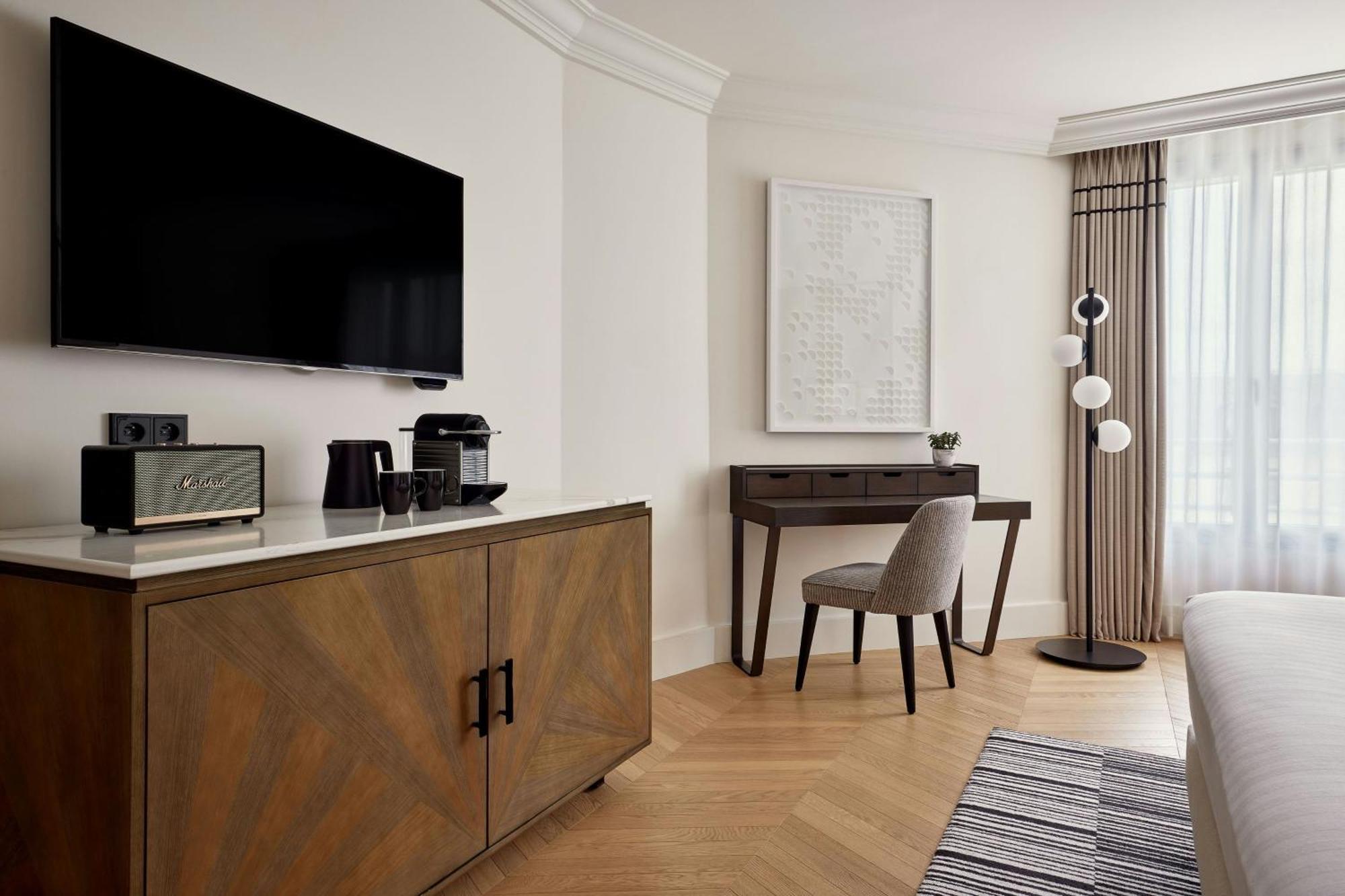 Kamer met Kingsize Bed en Uitzicht op de Champs-Élysées